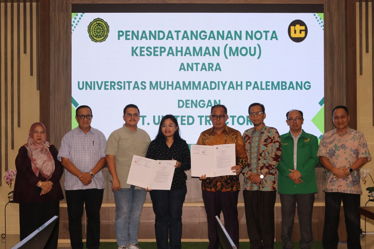 Foto bersama jajaran PT United Tractors Tbk dan Universitas Muhammadiyah Palembang usai penandatanganan Nota Kesepahaman (MoU) sebagai langkah awal kolaborasi dalam penyelenggaraan Program Harmoni dalam Keberagaman (HARMONIKA).