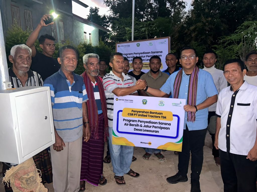 Penyerahan secara simbolis bantuan penyediaan sarana air bersih dan jalur pemipaan oleh CSR Manager UT, Himawan Sutanto kepada perwakilan Desa Persiapan Lewouran Blasiud Witin.