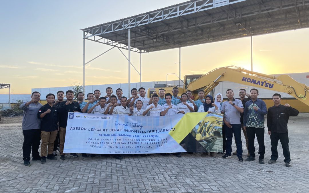 Siap Menuju Dunia Industri, United Tractors Surabaya Bekali Siswa SMK dengan Sertifikasi Kompetensi Alat Berat