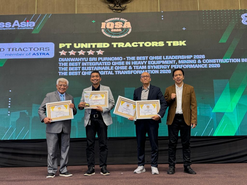 Penyerahan penghargaan kepada Head of Corporate Communications and Sustainability Division PT United Tractors Tbk (UT), Dianwahyu Sri Purnomo (tengah kanan), dan Safety Team Leader UT, Andri Prasetyo (tengah kiri).