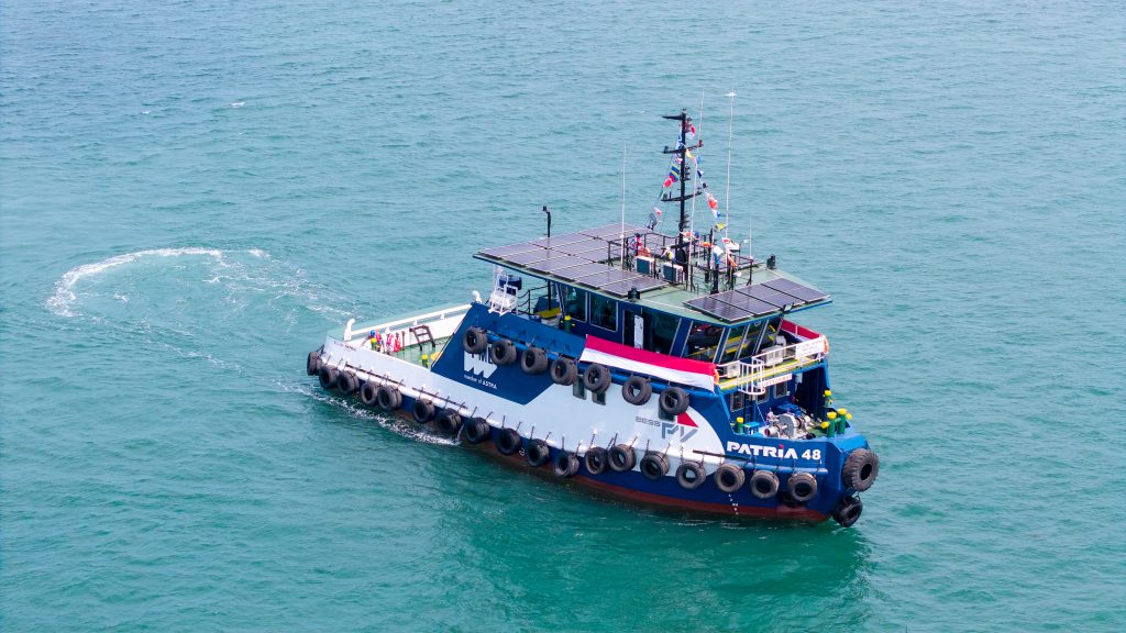 Pelanggan mengikuti sailing experience dengan berlayar langsung menggunakan ORCA.