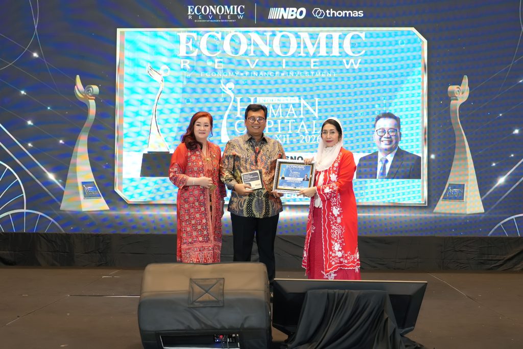Penyerahan penghargaan yang diberikan secara langsung kepada Direktur Human Capital, Communications & Sustainability UT, Ari Sutrisno.