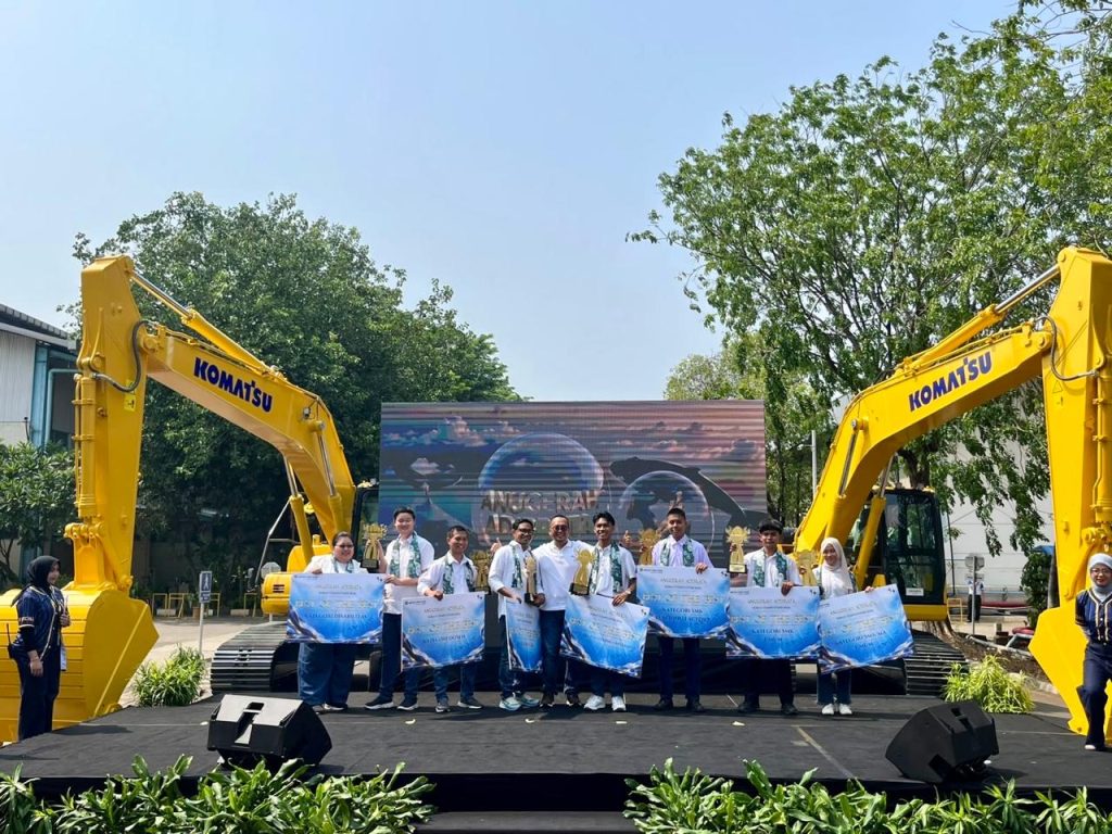 Penyerahan simbolis hadiah kepada para Juara 1 setiap kategori SOBAT Competition oleh Direktur Corporate Communications & Sustainability UT, Ari Sutrisno.