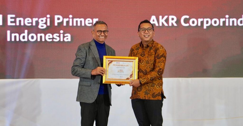 Penyerahan penghargaan "Trusted & Popular Brand 2026" oleh Founder Disway, Dahlan Iskan, kepada Corporate Communications Manager UT, Himawan Sutanto.